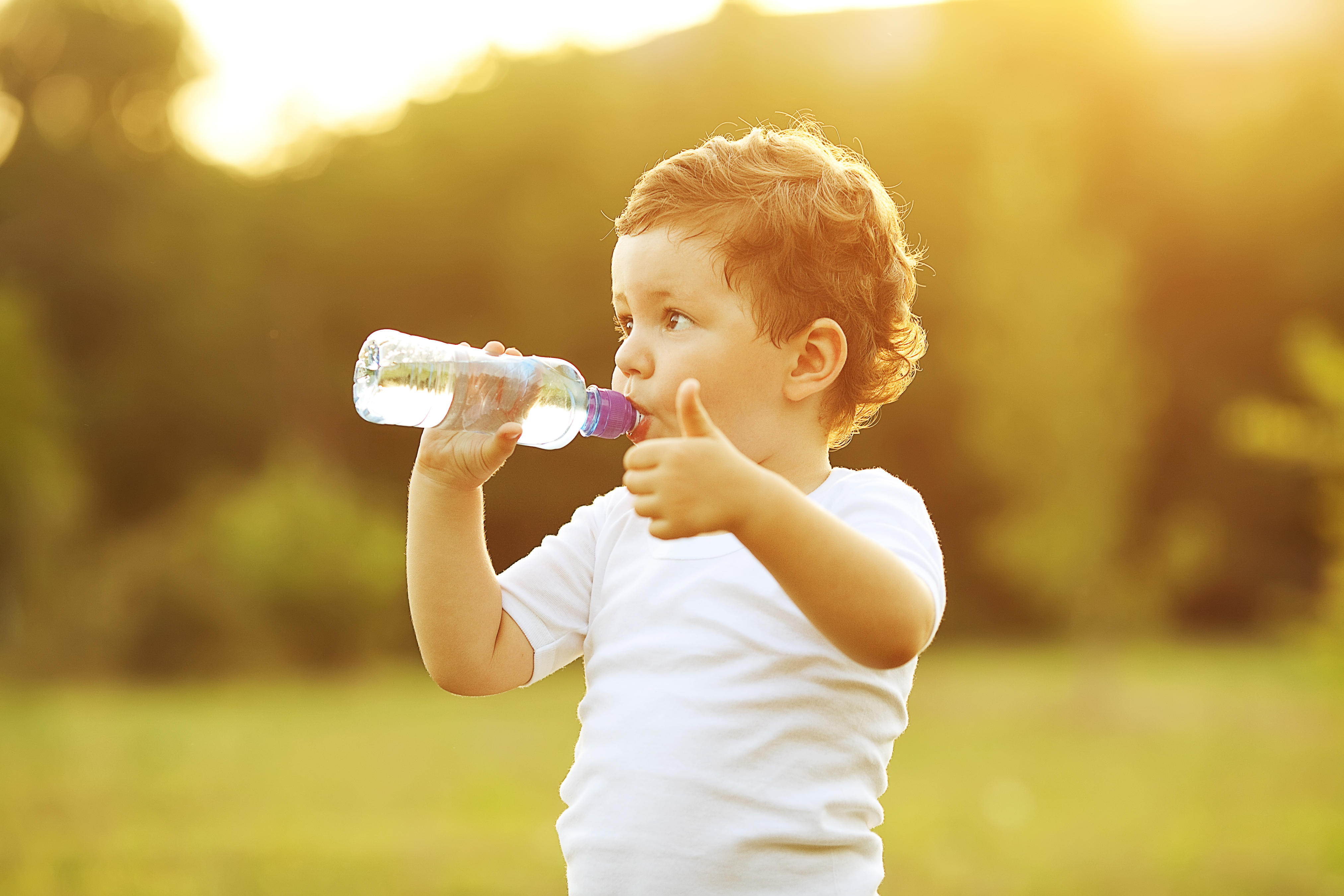 Младенцы пьют воду. Ребенок пьет. Ребенок пьет воду. Бутылка для воды для мальчика. Ребенок с бутылкой воды.